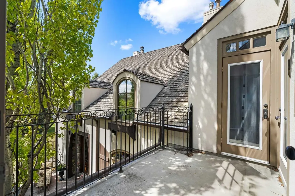 12821 Canso Crescent SW Calgary AB T2W 3B1