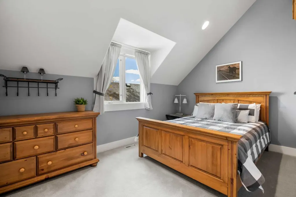 12821 Canso Crescent SW Calgary AB T2W 3B1
