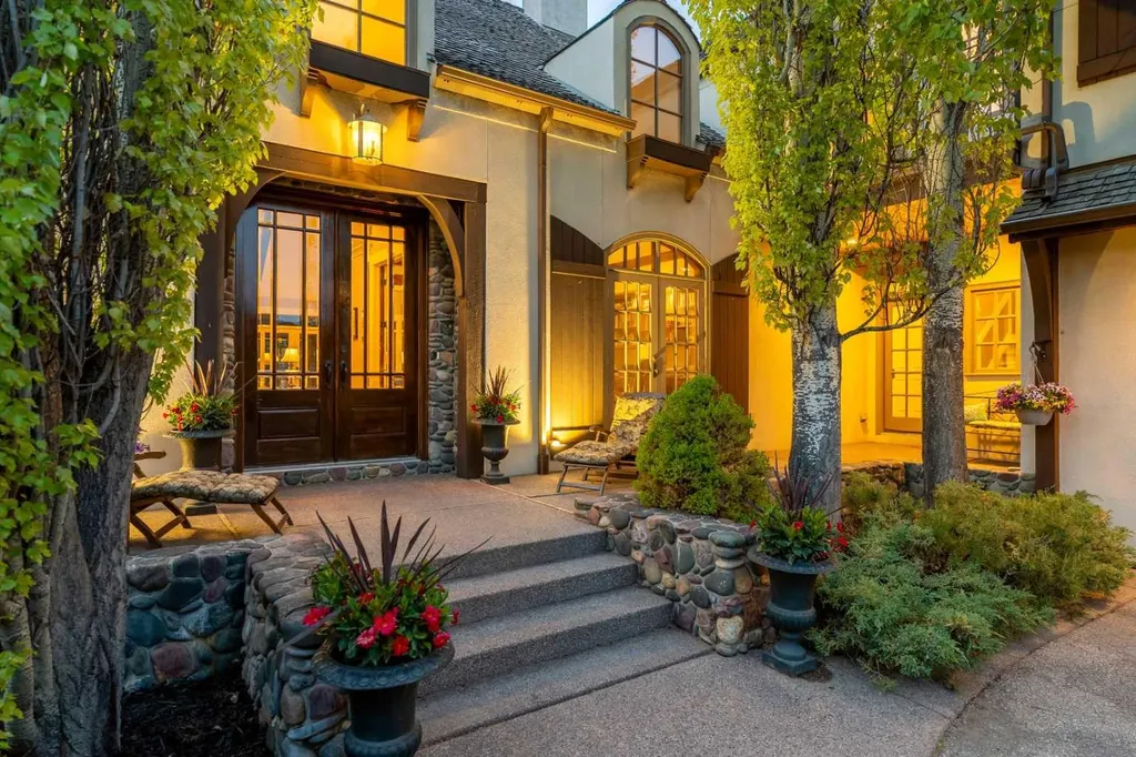 12821 Canso Crescent SW Calgary AB T2W 3B1