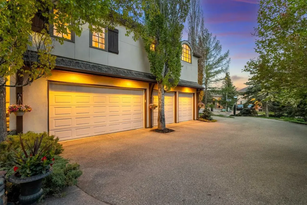 12821 Canso Crescent SW Calgary AB T2W 3B1