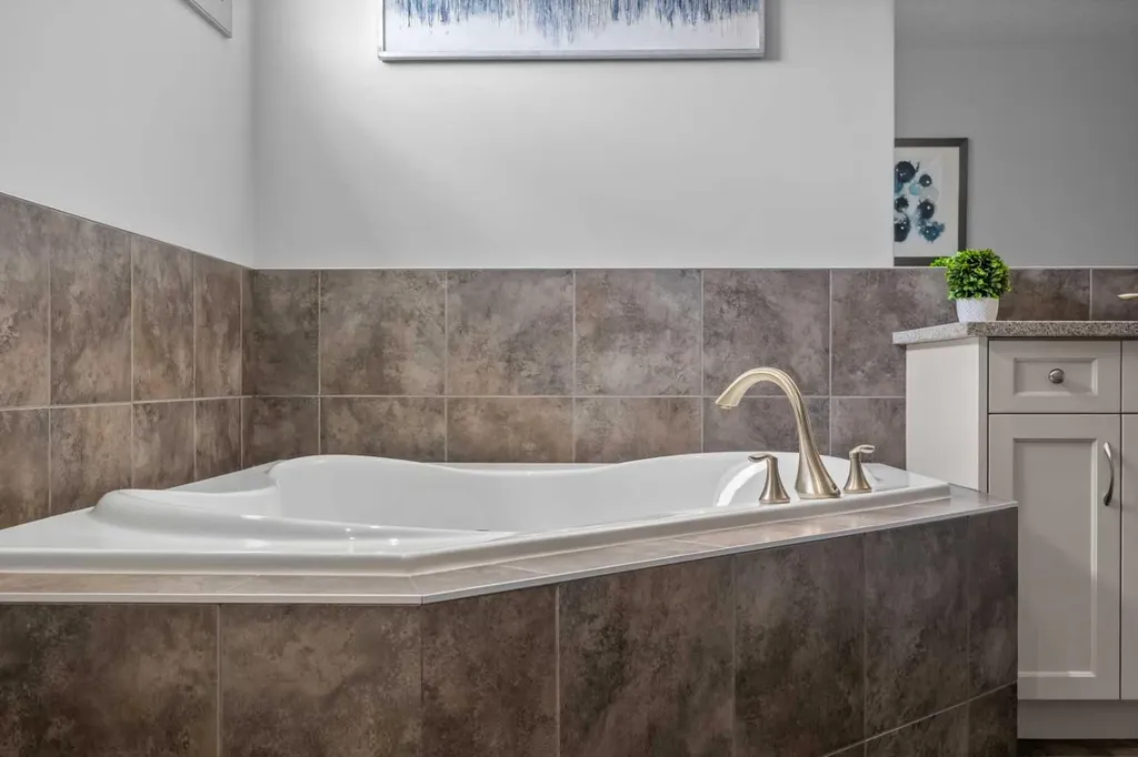 229 Stonemere Bay Chestermere AB T1X 0S1