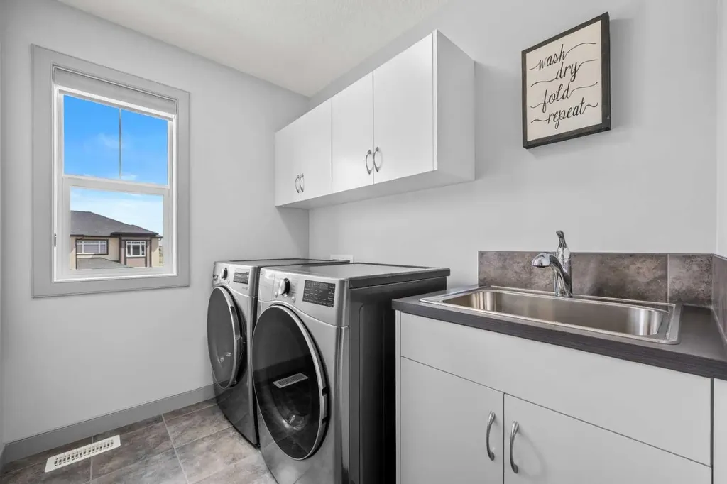 229 Stonemere Bay Chestermere AB T1X 0S1
