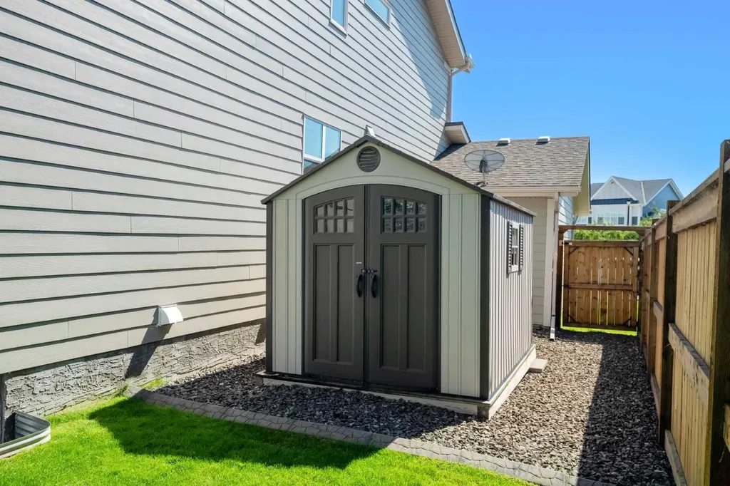 229 Stonemere Bay Chestermere AB T1X 0S1