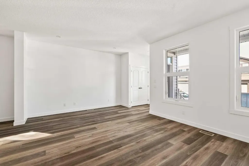 1133 Chinook Gate Bay SW Airdrie AB T4B 5J1