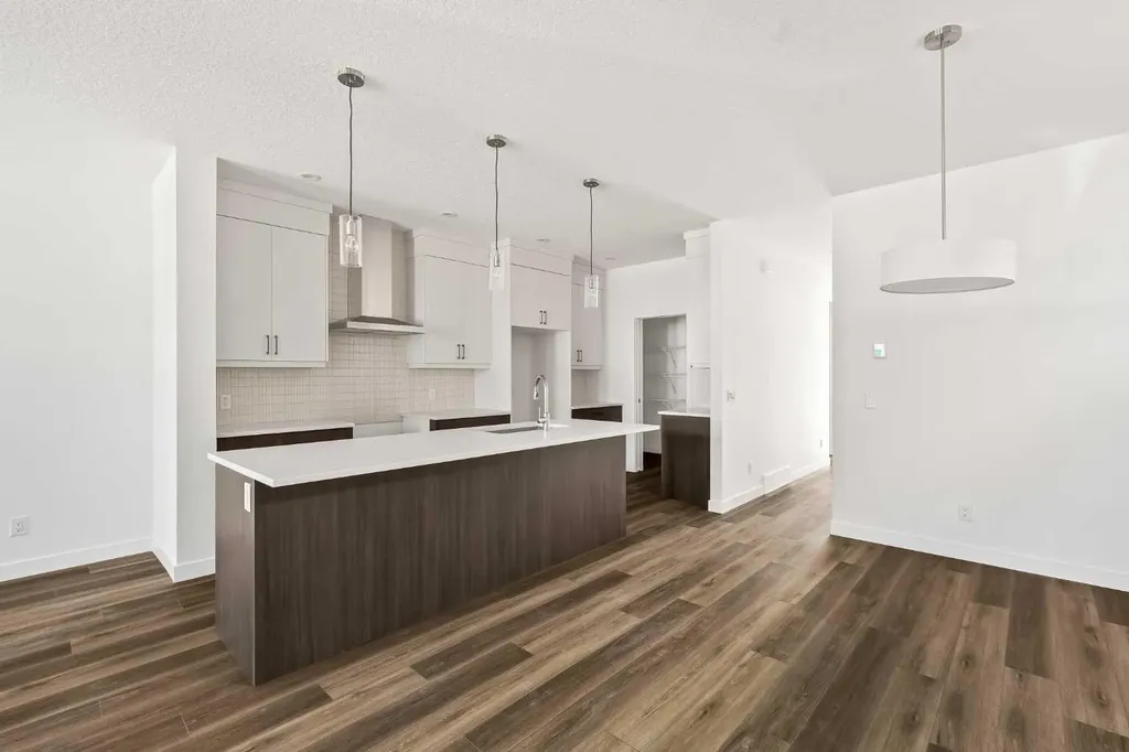 1133 Chinook Gate Bay SW Airdrie AB T4B 5J1