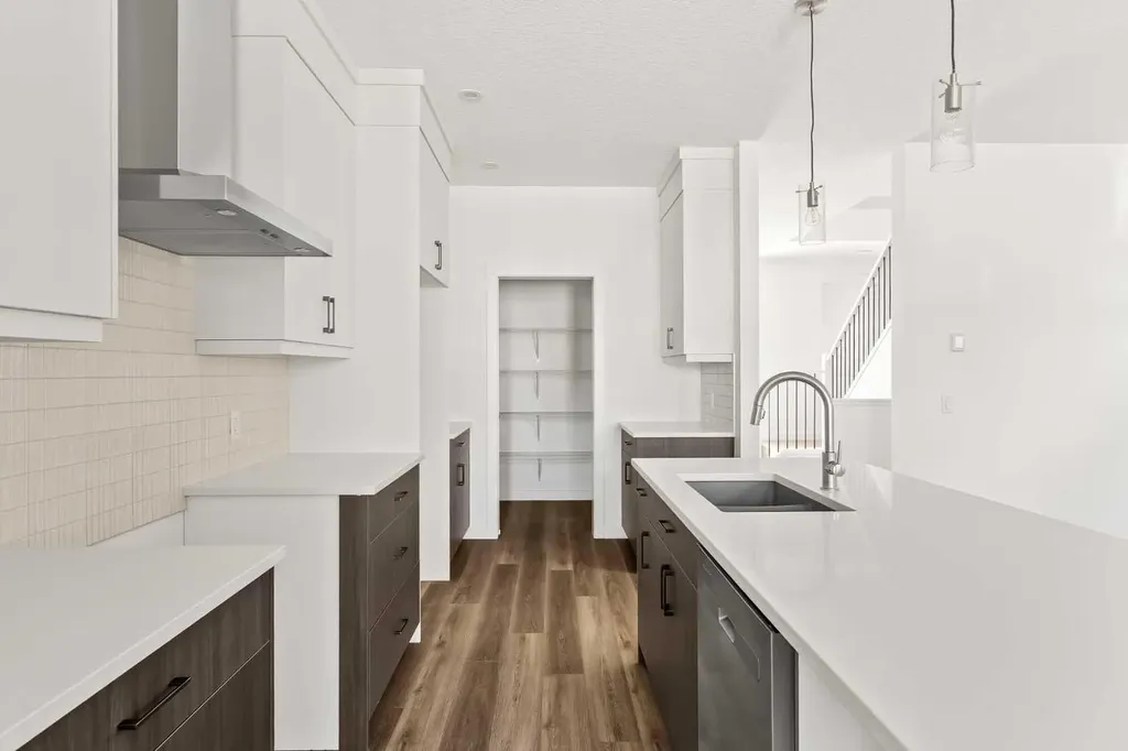1133 Chinook Gate Bay SW Airdrie AB T4B 5J1