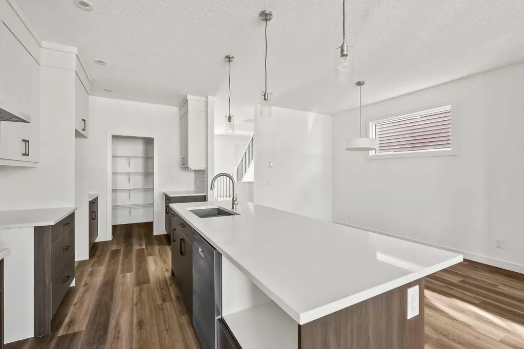 1133 Chinook Gate Bay SW Airdrie AB T4B 5J1