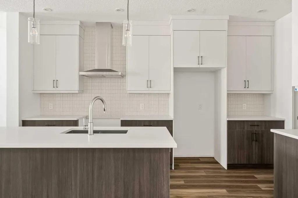 1133 Chinook Gate Bay SW Airdrie AB T4B 5J1