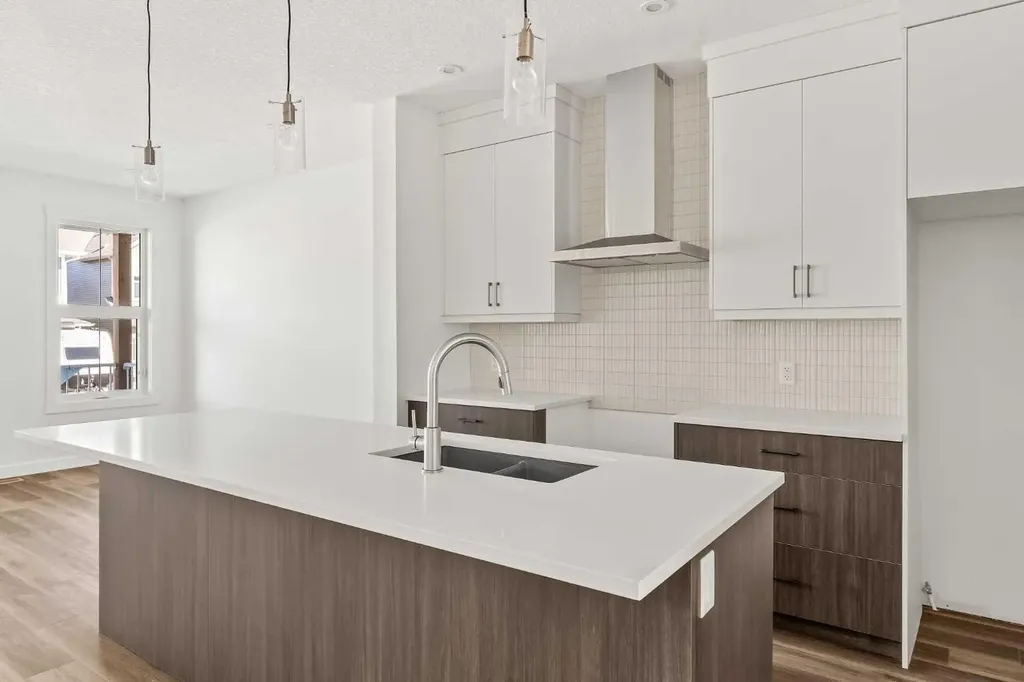 1133 Chinook Gate Bay SW Airdrie AB T4B 5J1