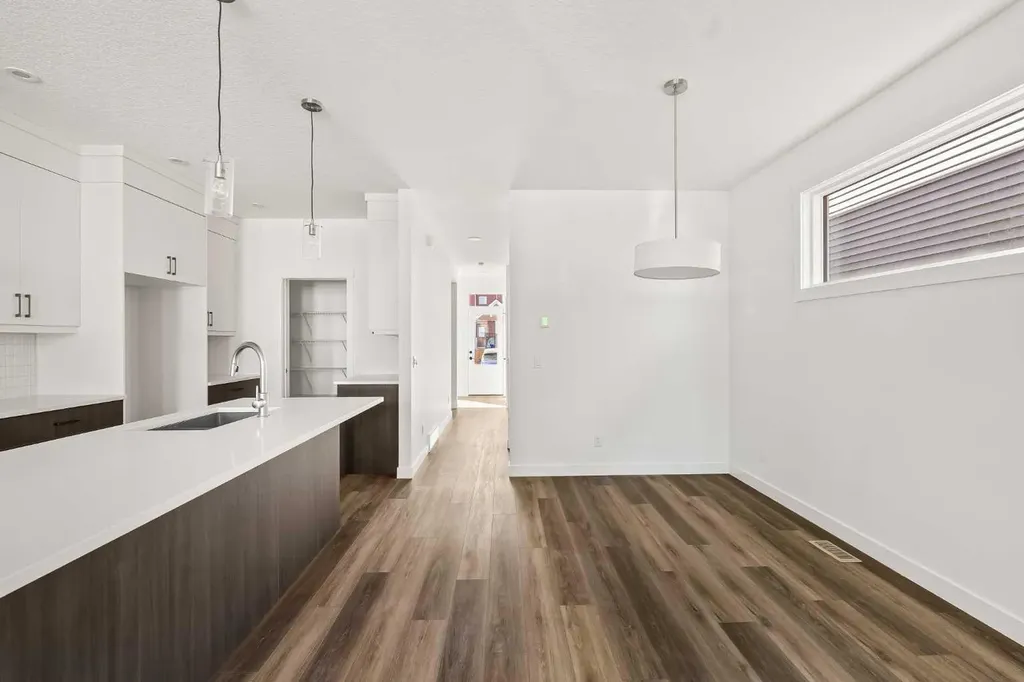 1133 Chinook Gate Bay SW Airdrie AB T4B 5J1
