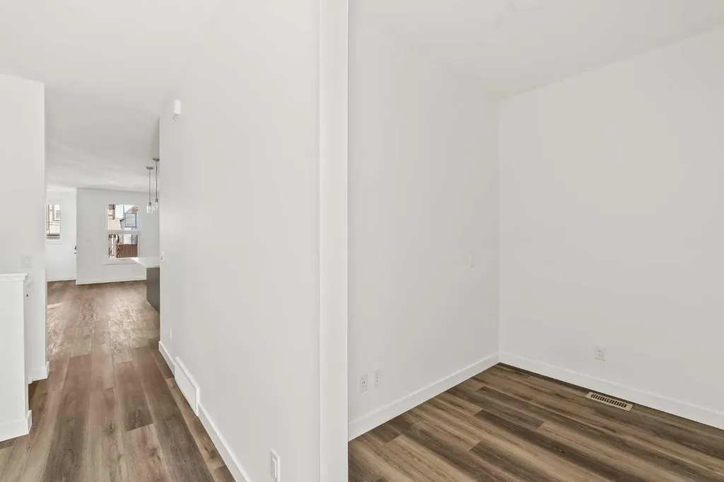 1133 Chinook Gate Bay SW Airdrie AB T4B 5J1