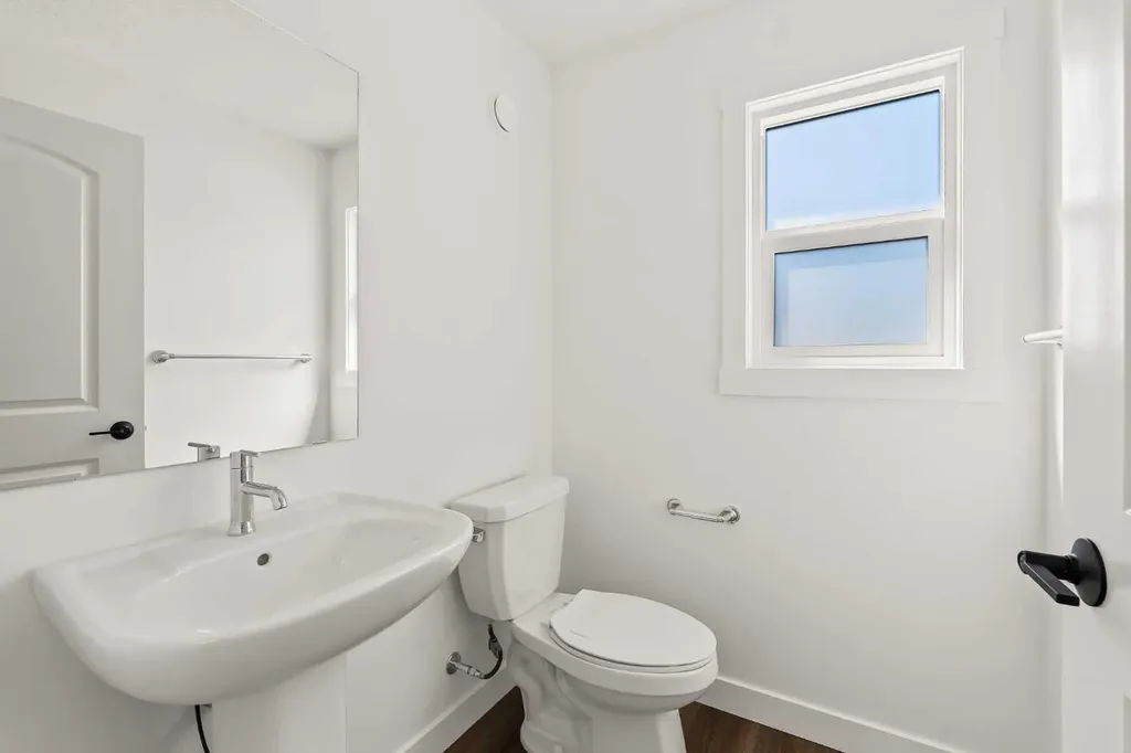 1133 Chinook Gate Bay SW Airdrie AB T4B 5J1