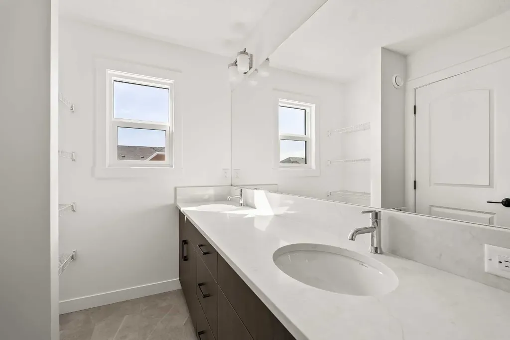 1133 Chinook Gate Bay SW Airdrie AB T4B 5J1