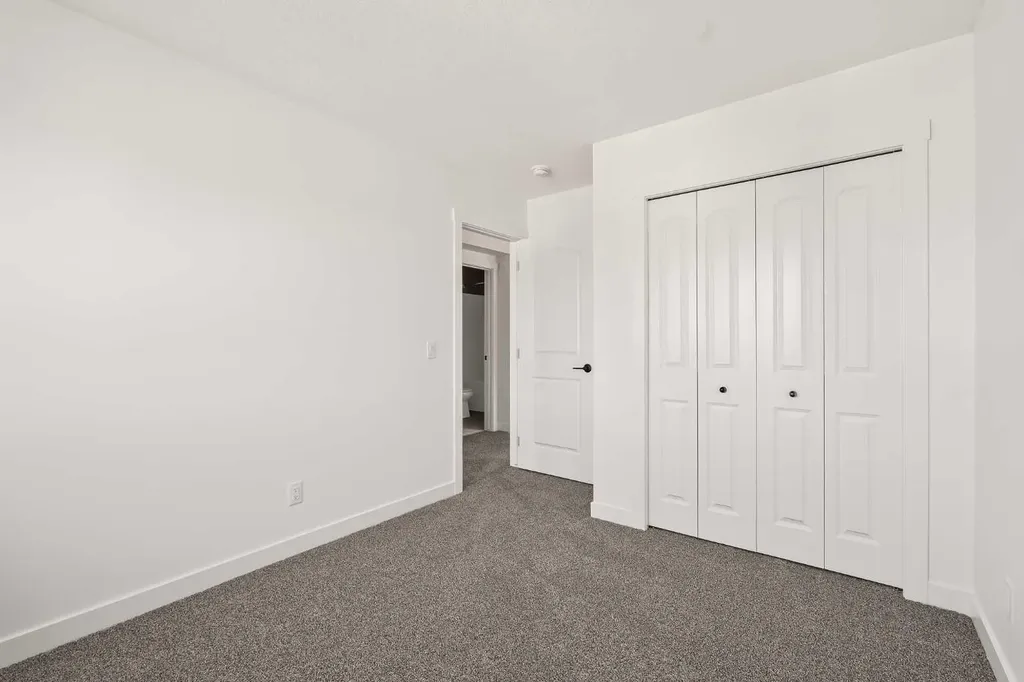 1133 Chinook Gate Bay SW Airdrie AB T4B 5J1
