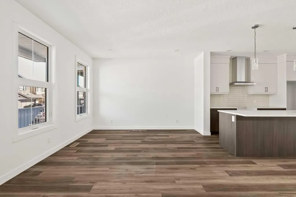 1133 Chinook Gate Bay SW Airdrie AB T4B 5J1