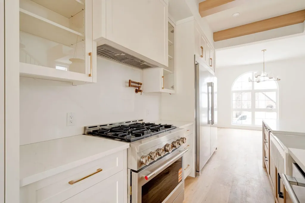 2447 29 SW Calgary AB T2T1P1