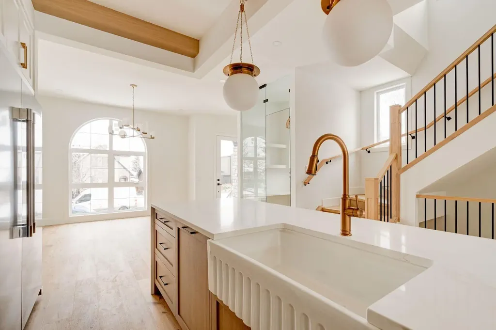 2447 29 SW Calgary AB T2T1P1