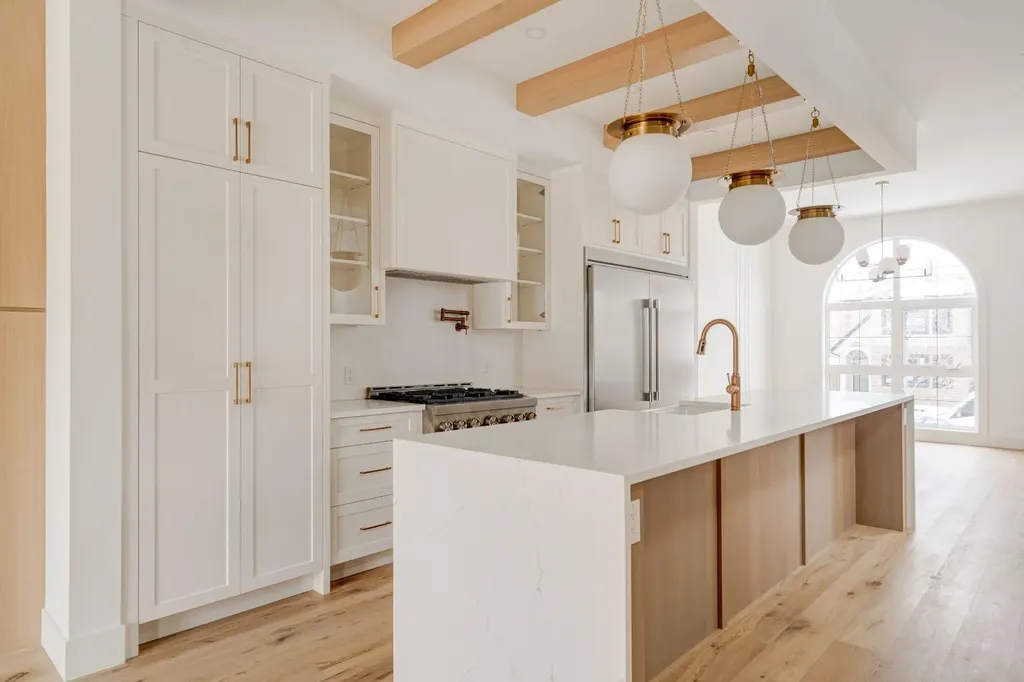 2447 29 SW Calgary AB T2T1P1