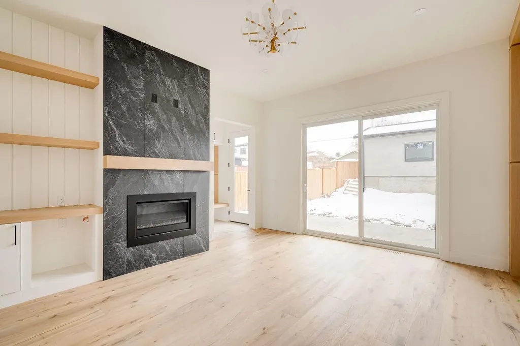 2447 29 SW Calgary AB T2T1P1