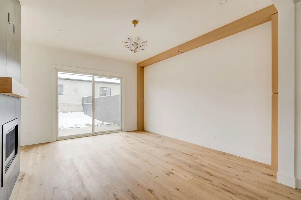 2447 29 SW Calgary AB T2T1P1