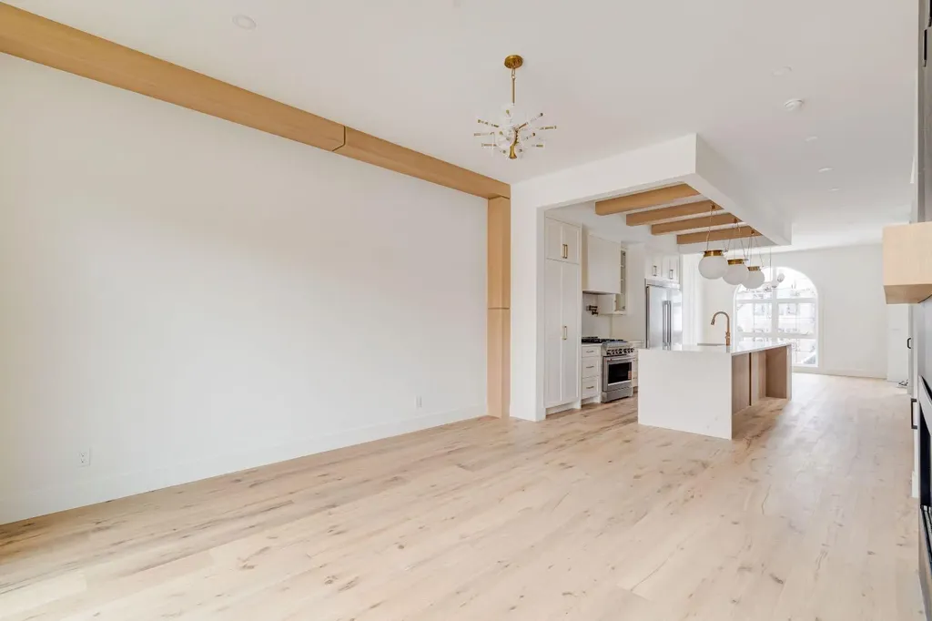 2447 29 SW Calgary AB T2T1P1