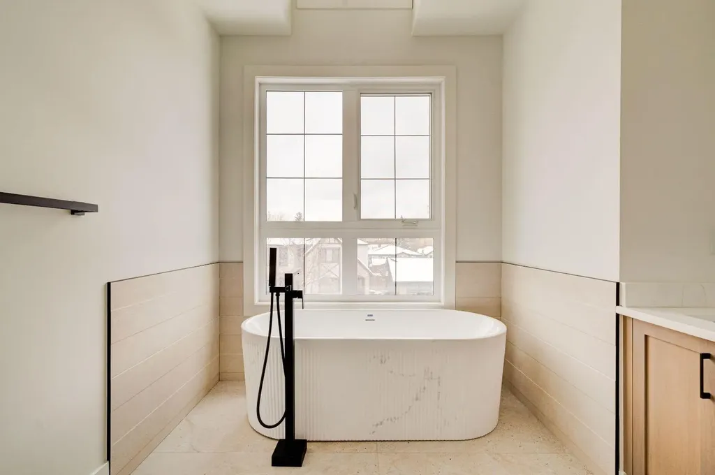2447 29 SW Calgary AB T2T1P1