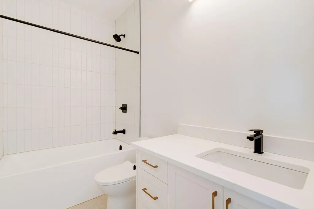 2447 29 SW Calgary AB T2T1P1