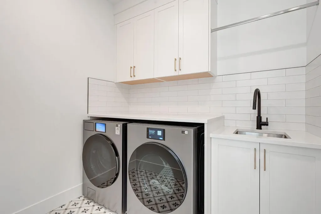 2447 29 SW Calgary AB T2T1P1