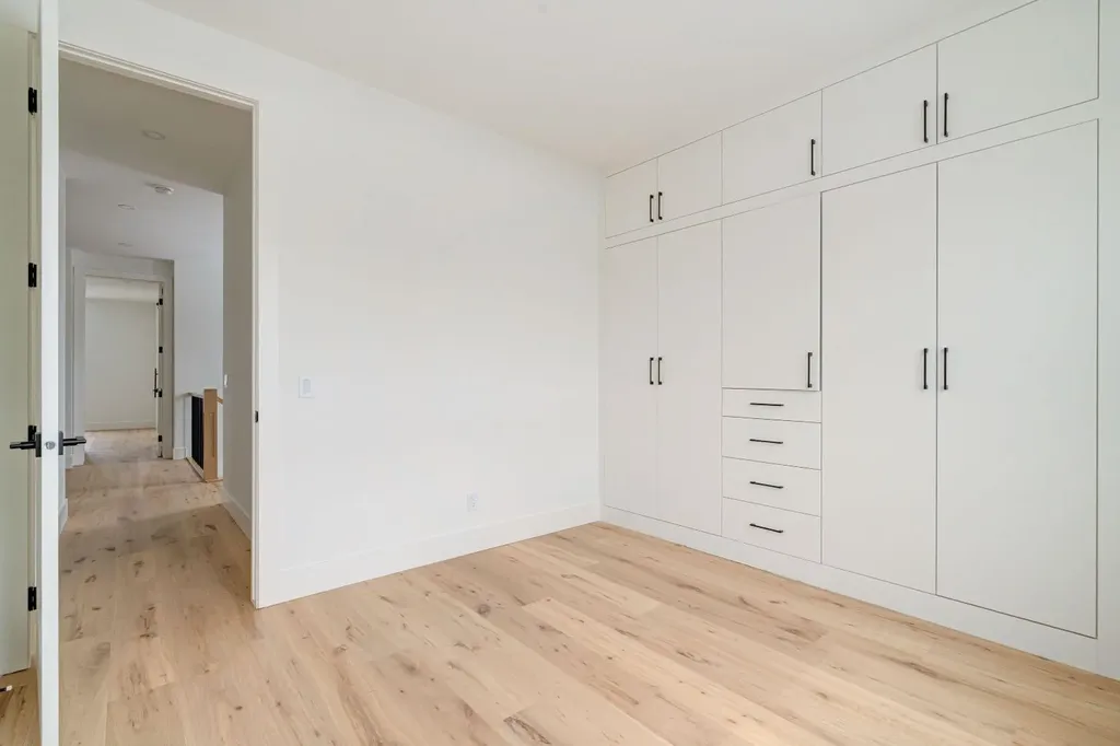 2447 29 SW Calgary AB T2T1P1
