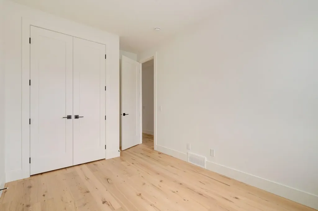2447 29 SW Calgary AB T2T1P1