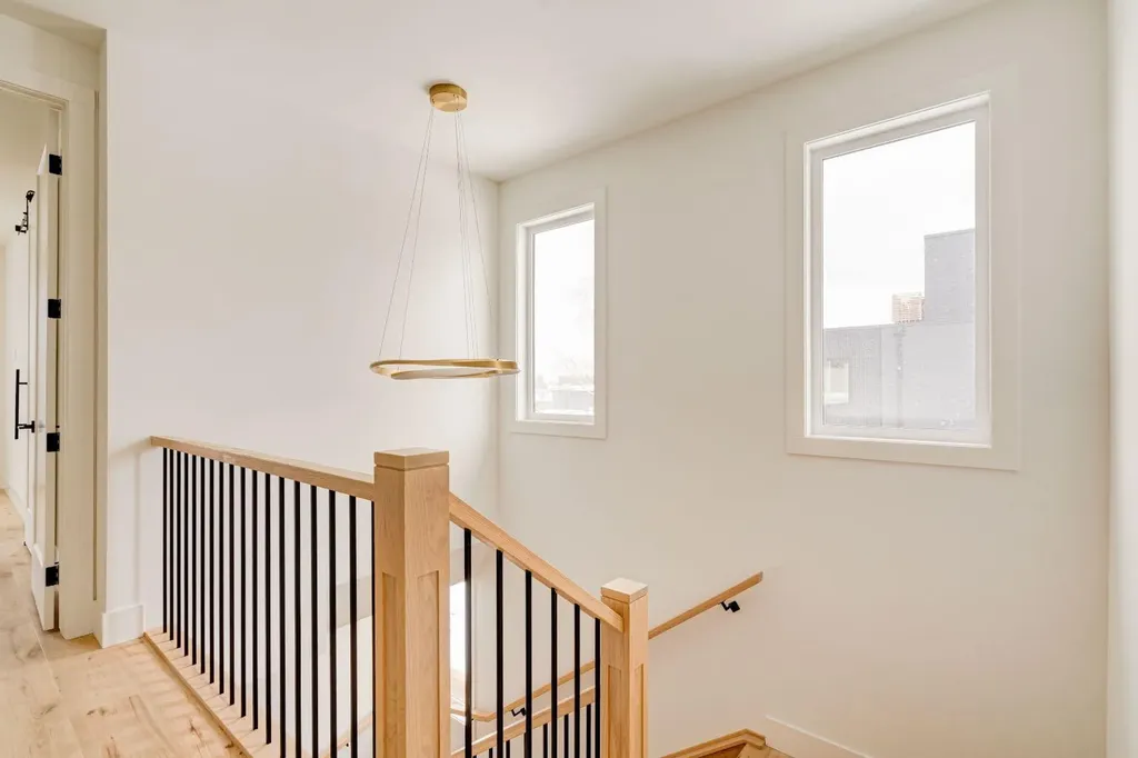 2447 29 SW Calgary AB T2T1P1
