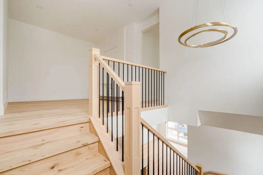 2447 29 SW Calgary AB T2T1P1