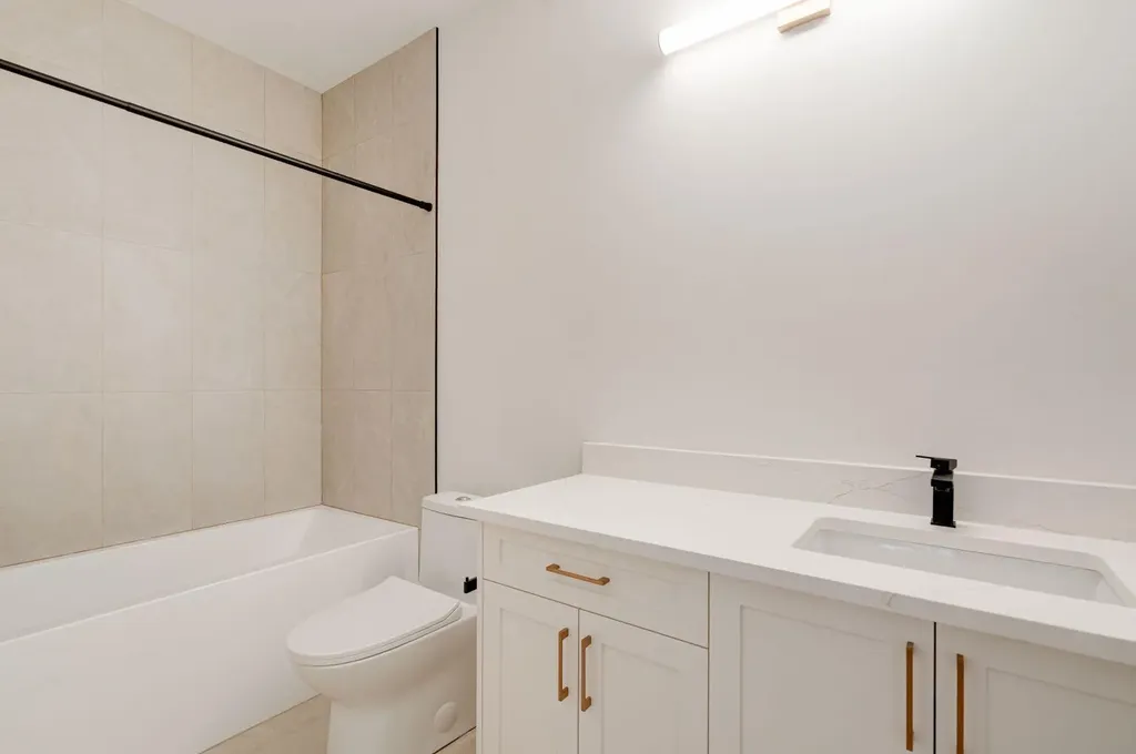 2447 29 SW Calgary AB T2T1P1