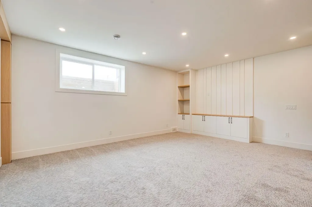 2447 29 SW Calgary AB T2T1P1