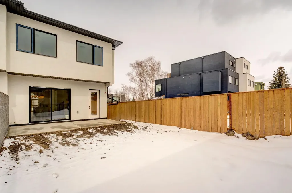 2447 29 SW Calgary AB T2T1P1