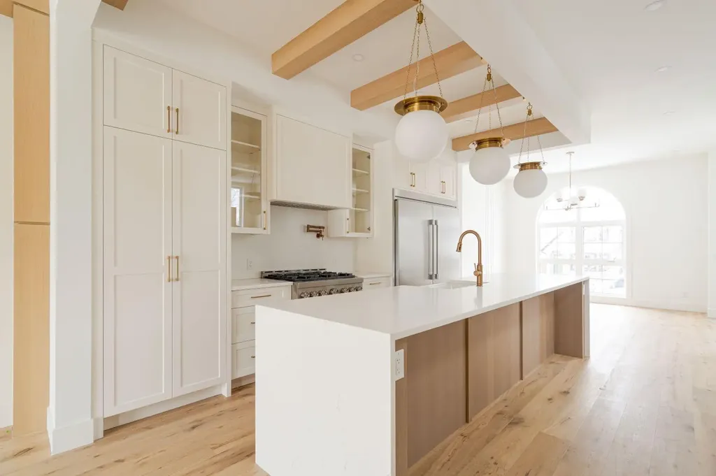 2447 29 SW Calgary AB T2T1P1
