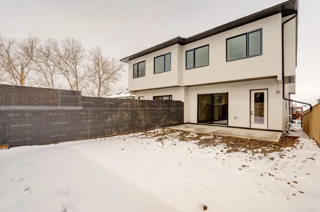 2447 29 SW Calgary AB T2T1P1