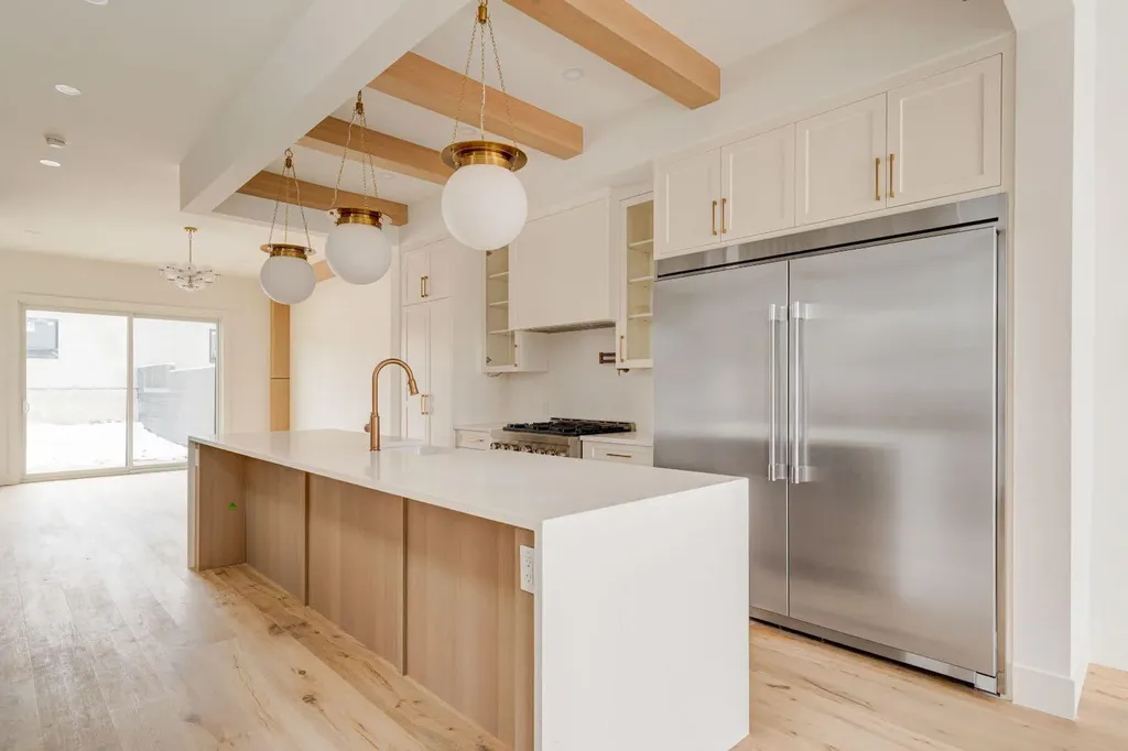 2447 29 SW Calgary AB T2T1P1