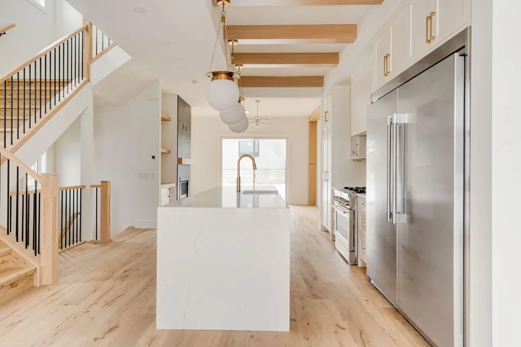 2447 29 SW Calgary AB T2T1P1