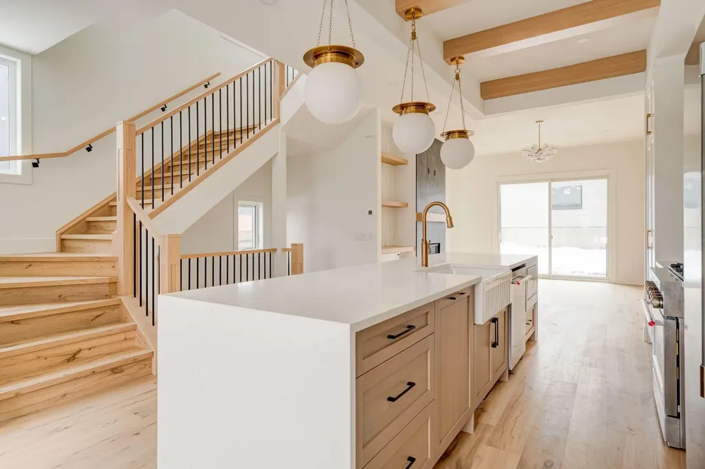2447 29 SW Calgary AB T2T1P1