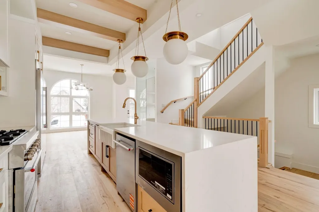 2447 29 SW Calgary AB T2T1P1