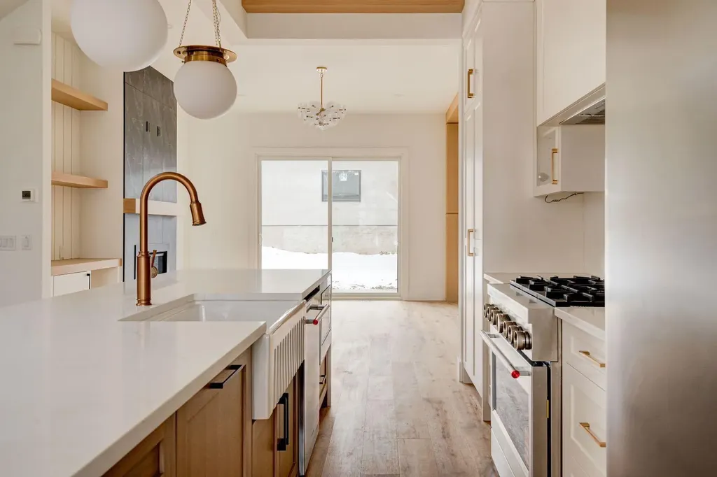 2447 29 SW Calgary AB T2T1P1