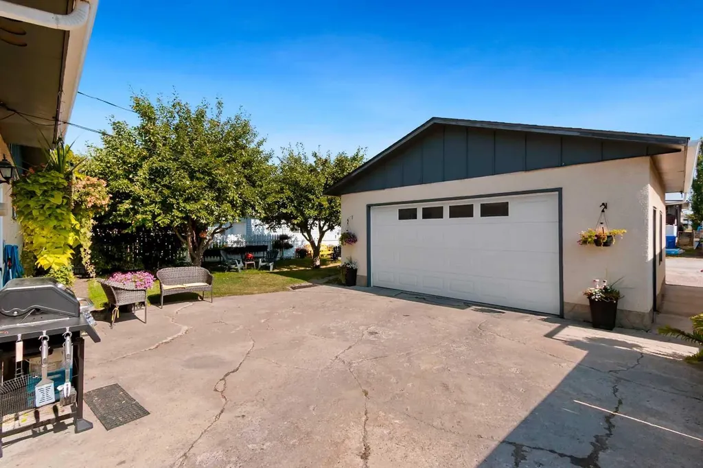 4417 55 Avenue Olds AB T4H 1B9
