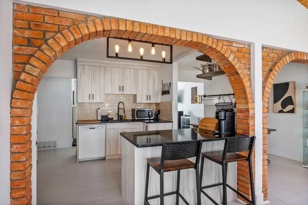 4716 26 Avenue SW Calgary AB T3E 0R2