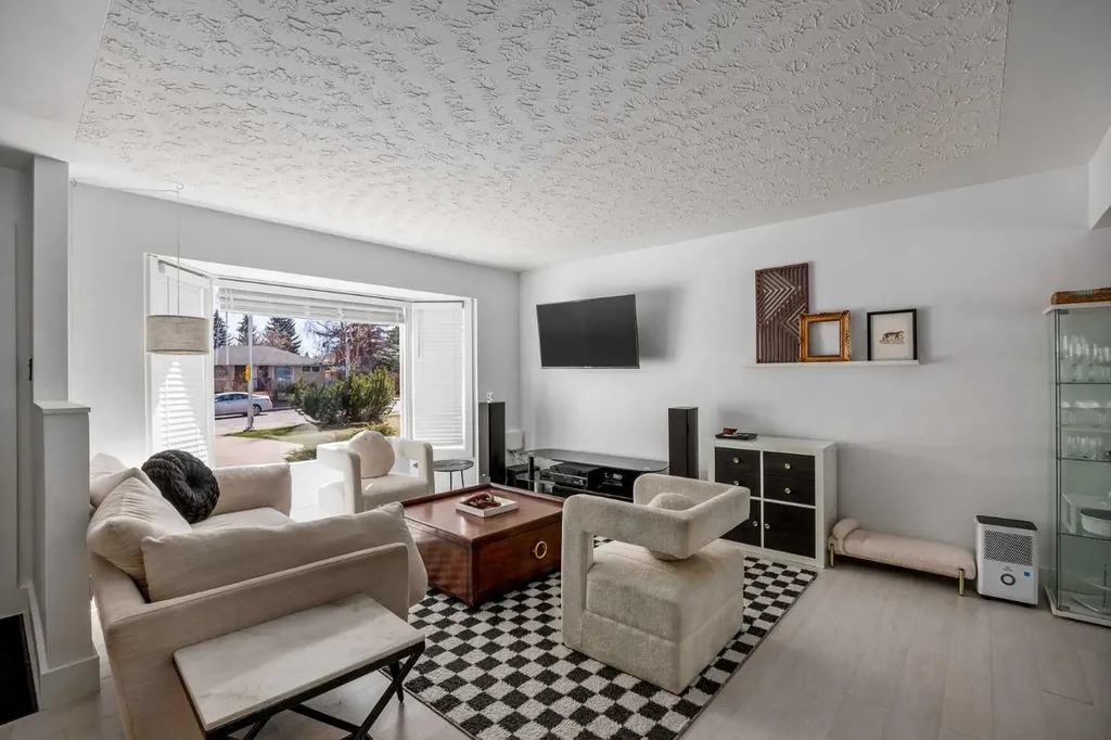 4716 26 Avenue SW Calgary AB T3E 0R2