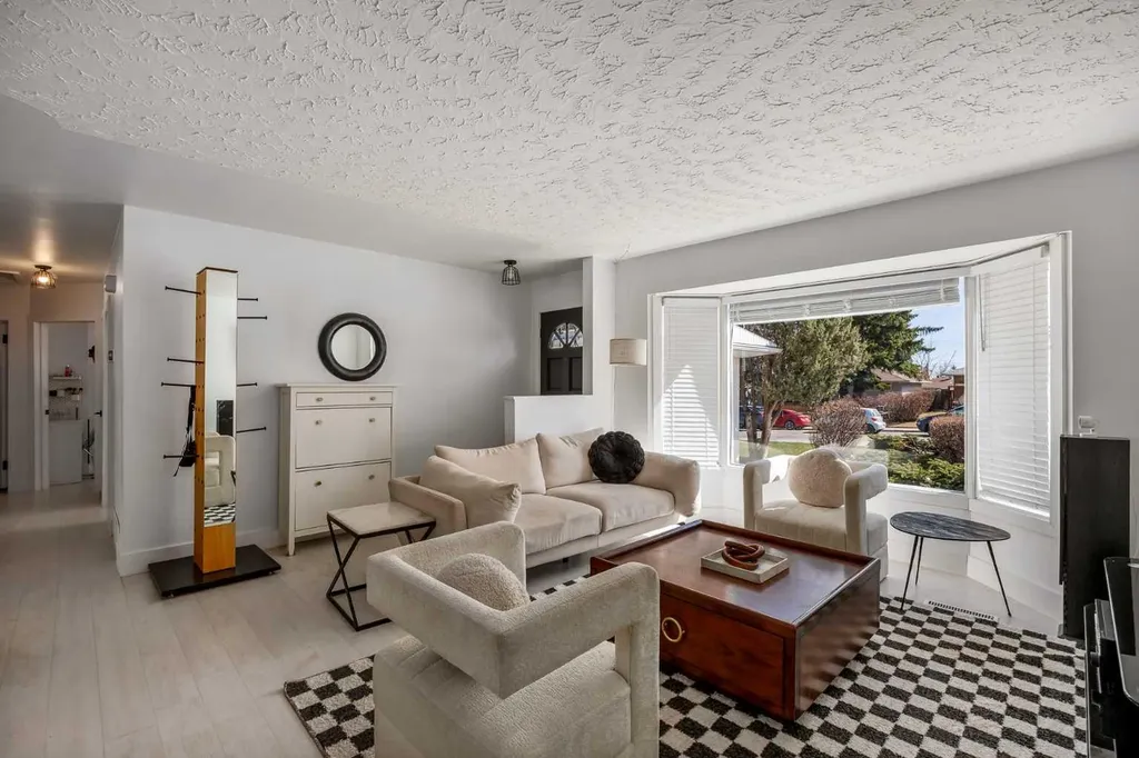 4716 26 Avenue SW Calgary AB T3E 0R2