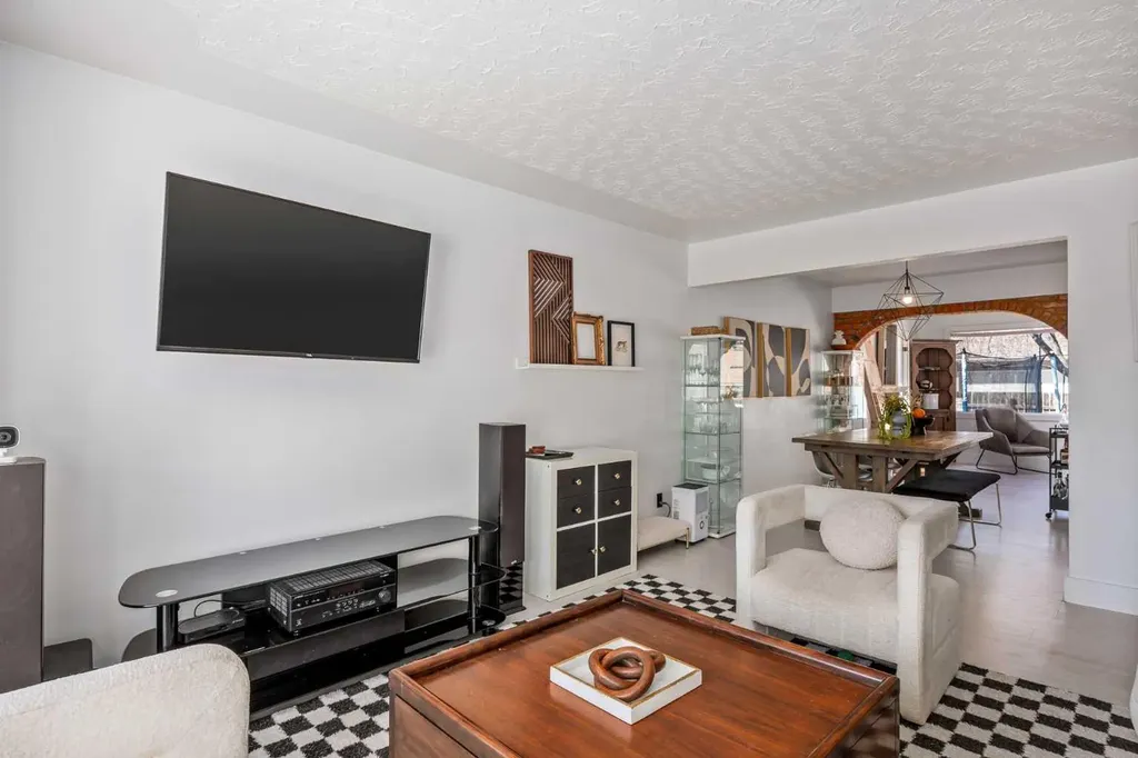 4716 26 Avenue SW Calgary AB T3E 0R2