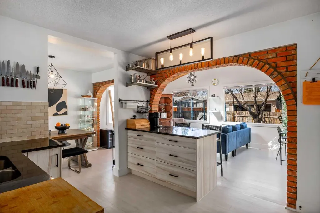 4716 26 Avenue SW Calgary AB T3E 0R2
