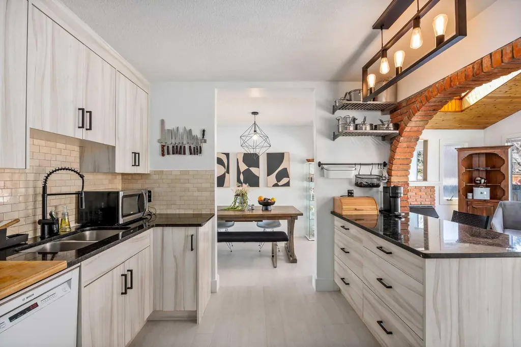 4716 26 Avenue SW Calgary AB T3E 0R2