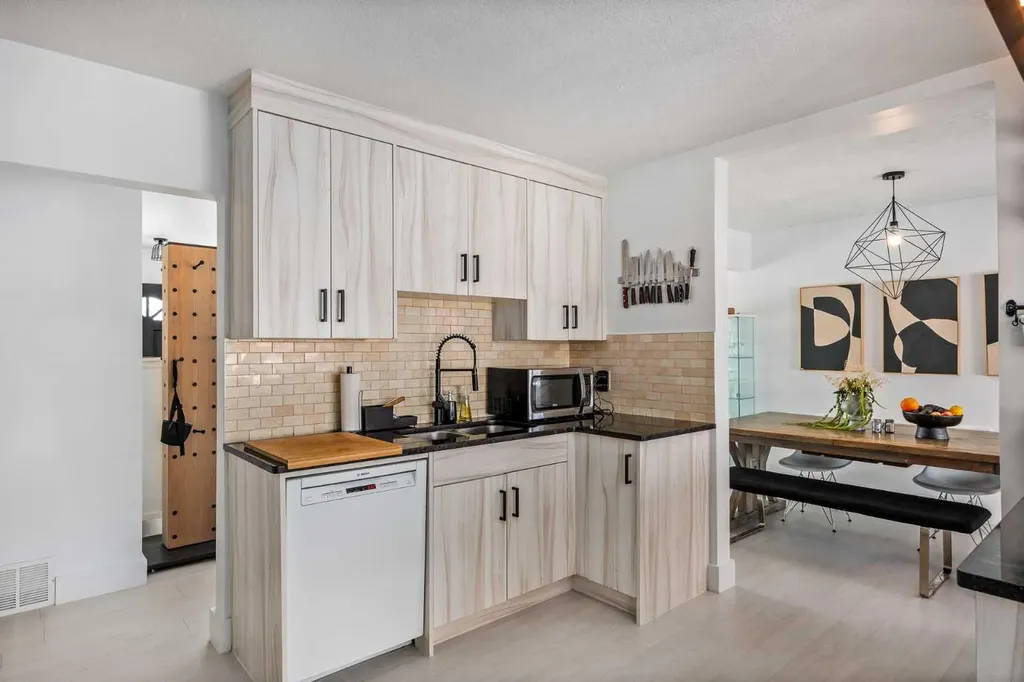 4716 26 Avenue SW Calgary AB T3E 0R2